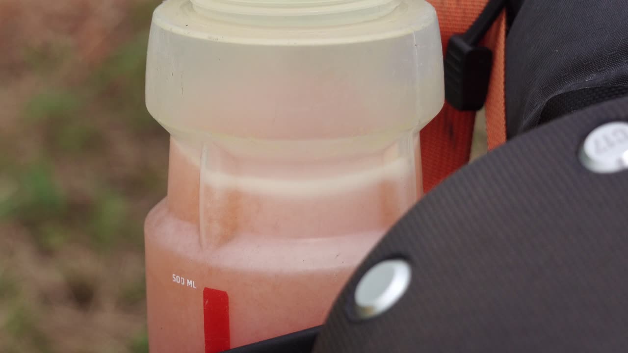 L'elettrolito effervescente reagisce nell'acqua, mostrando il processo di idratazione in azione