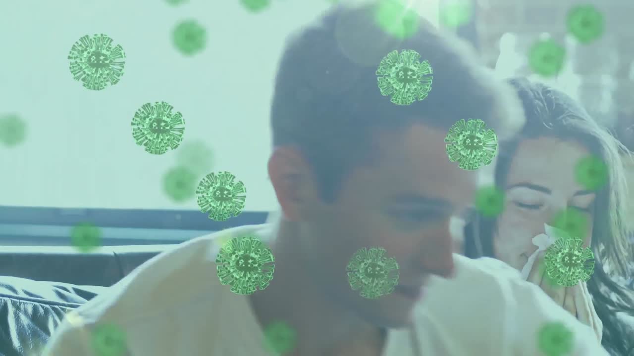 animación de células macro covid-19 sobre una pareja caucásica sentada en el sofá y soplando la nariz