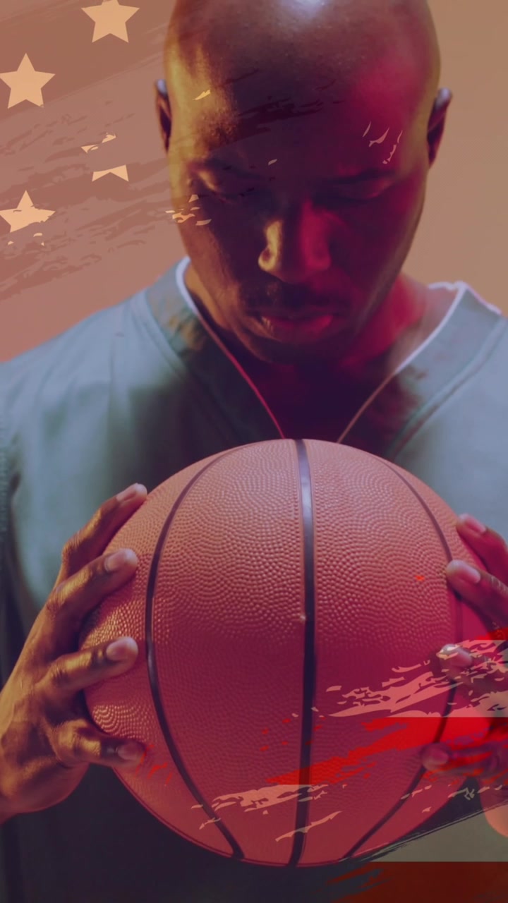 Animação da bandeira americana sobre jogador de basquete masculino afro-americano focado segurando a bola