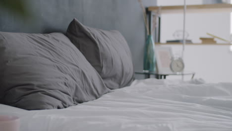 hombre durmiendo en la cama en un dormitorio acogedor