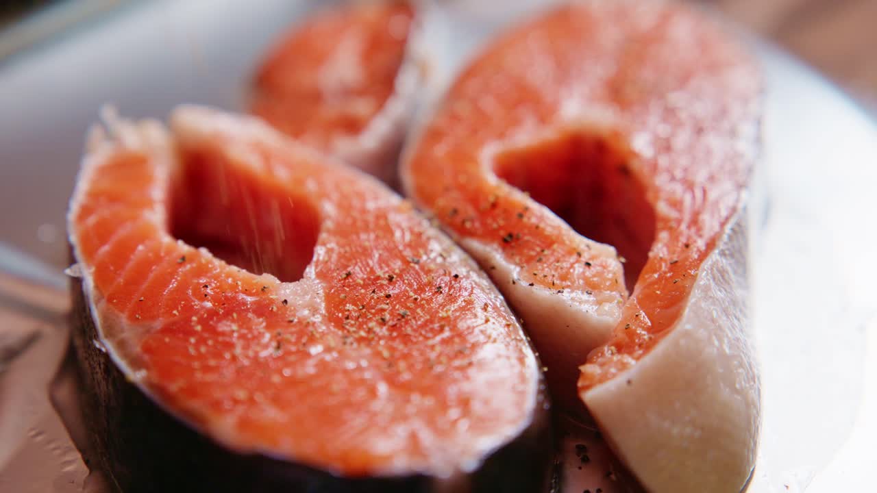 Tranci di salmone crudo conditi con pepe nero