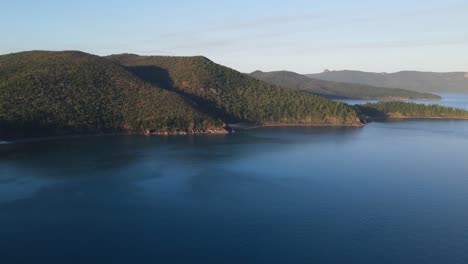 Bosque-Denso-En-Una-Colina-Empinada-En-La-Entrada-De-Nara-En-El-Arrecife-De-La-Isla-Gancho,-Whitsundays,-Queensland,-Australia