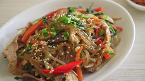 Japchae-O-Fideos-Vermicelli-Coreanos-Salteados-Con-Verduras-Y-Cerdo-Cubiertos-Con-Sésamo-Blanco---Estilo-De-Comida-Tradicional-Coreana