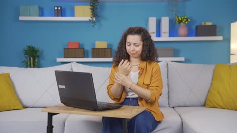 Das-Handgelenk-Der-Jungen-Frau,-Die-Einen-Laptop-Benutzt,-Schmerzt.