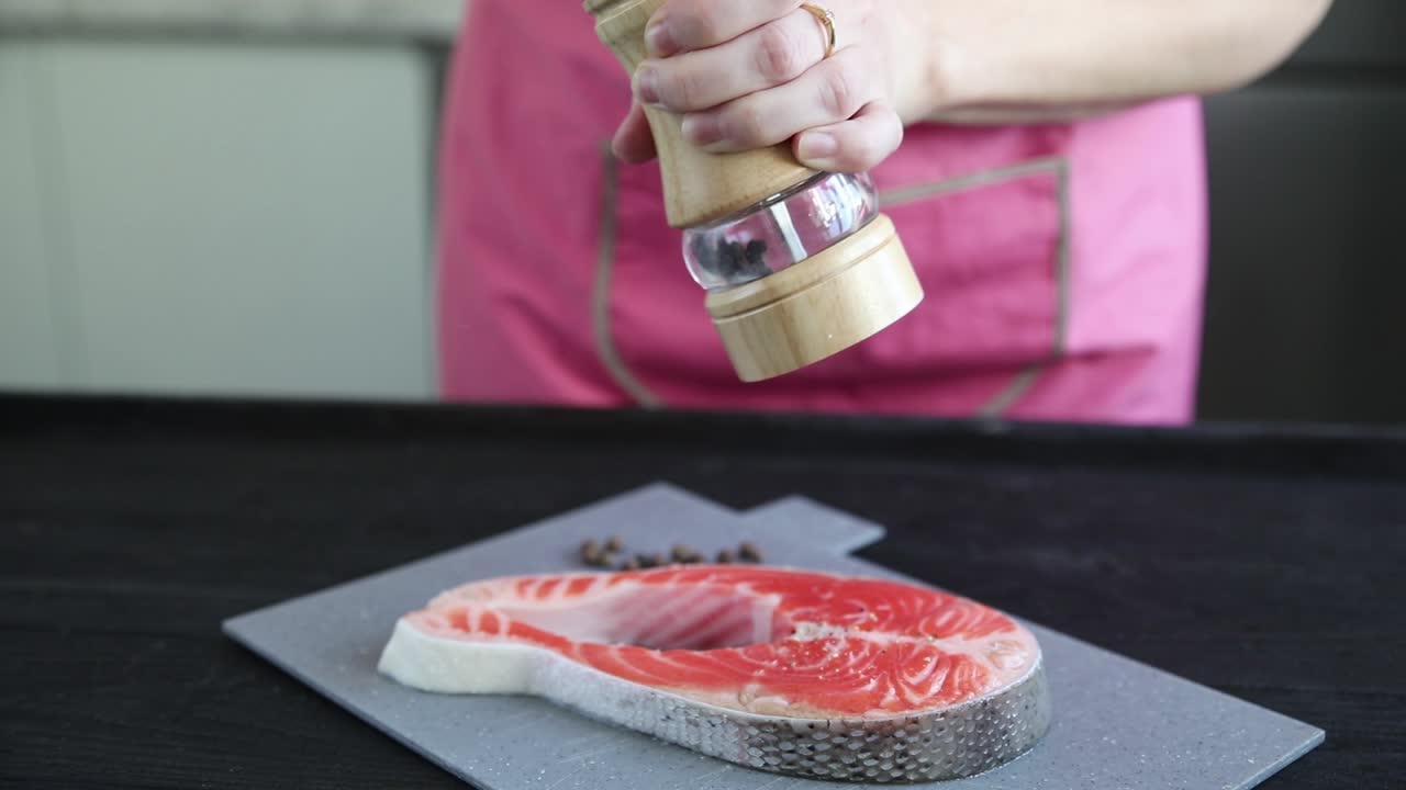 향신료로 된 연어 스테이크