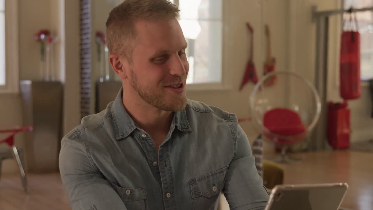 hombre caucásico en distanciamiento social trabajando en casa