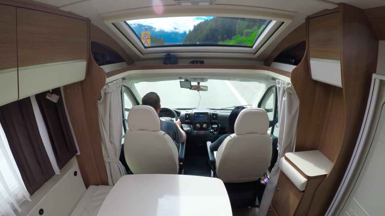 hombre conduciendo en una carretera en el camper van rv