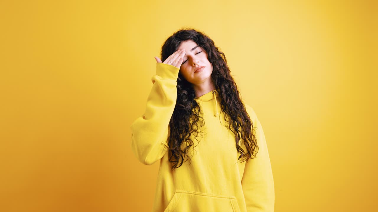 mujer con dolor de cabeza