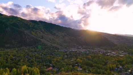 Un-Metraje-Dinámico-A-La-Deriva-De-La-Puesta-De-Sol-Sobre-Aspen,-Colorado