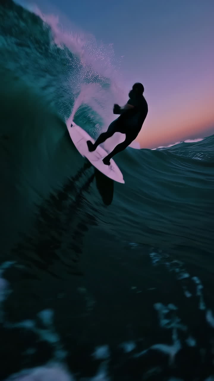 Surfer płynący na majestatycznej fali o zachodzie słońca