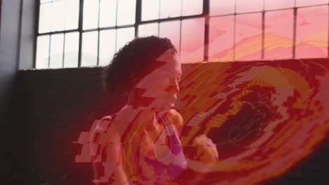 animación de círculos coloridos sobre una mujer corriendo en un edificio abandonado