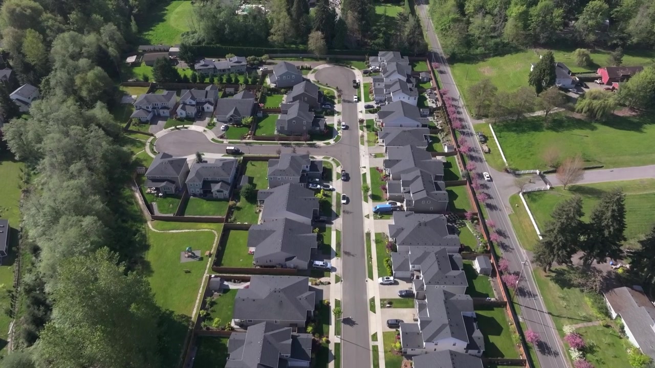 Vorstadtviertel in Puyallup, Washington, USA – Drohnenaufnahme