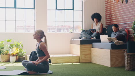 meditación, oficina y mujer haciendo yoga en el trabajo