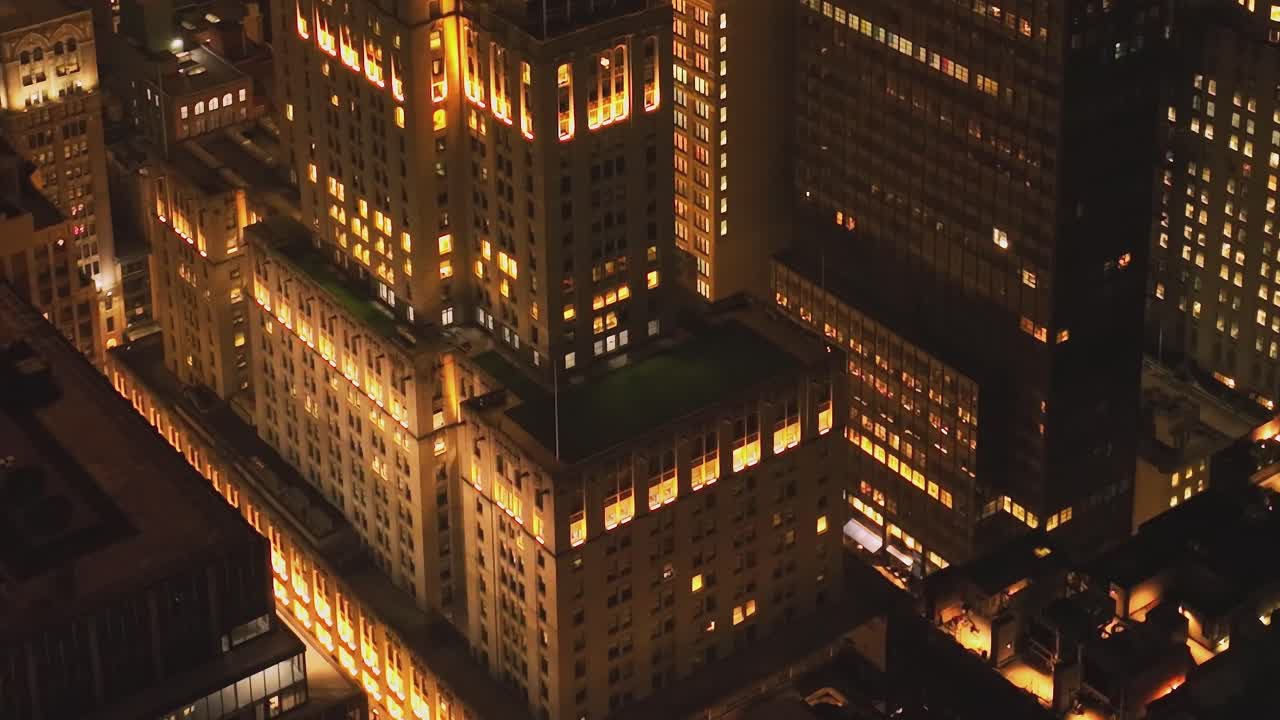 Veduta dall'alto di un luminoso viale di Manhattan di notte
