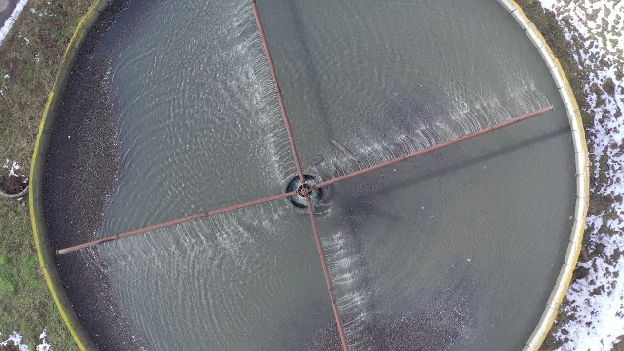 작업 중에 하수 정화 및 필터링을위한 건설. 드론 비디오.