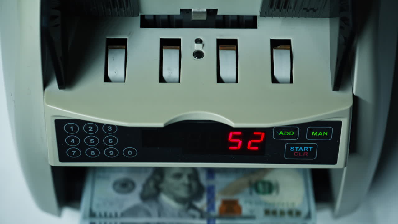 Automatisk maskin som teller dollar regninger valør på hundre nærbilde
