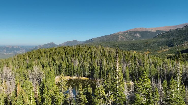 Vedute del Lago Nymph nel Parco Nazionale delle Montagne Rocciose