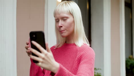 Blonde-Frau-Führt-Videoanruf-Auf-Der-Terrasse