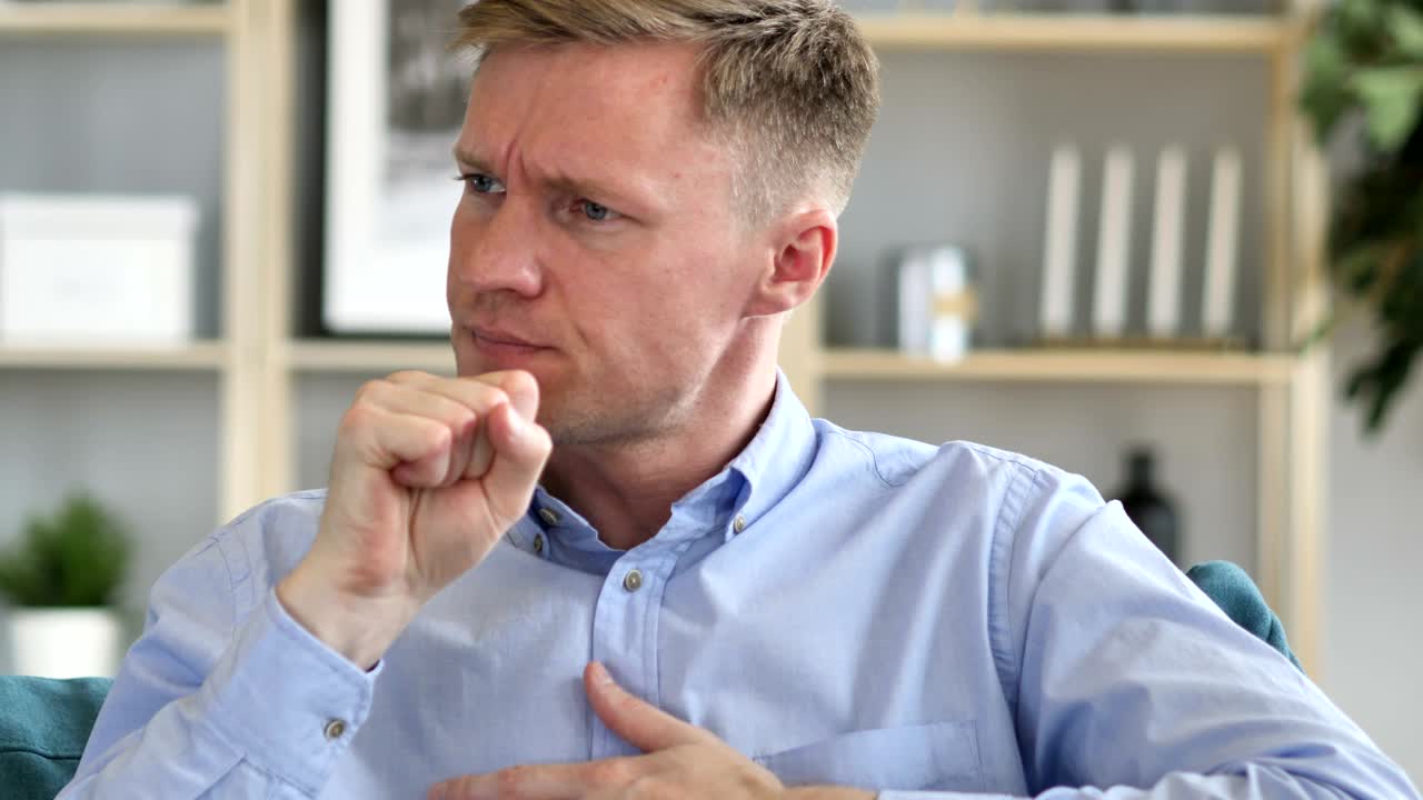 tos, retrato de un hombre de negocios enfermo tosendo en el trabajo