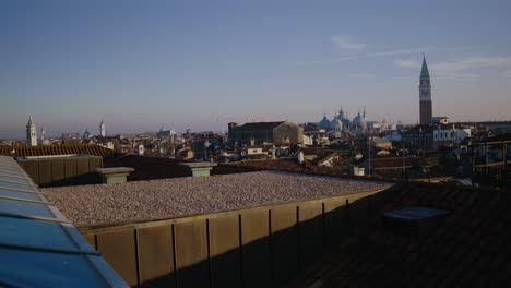 Vista-Desde-La-Azotea-Del-Horizonte-De-Venecia-Al-Atardecer