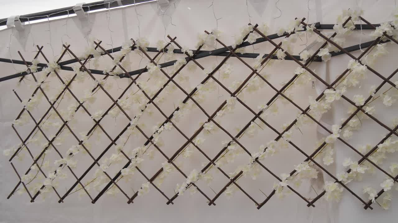 축하 행사나 축제 시즌을 위해 다채로운 폼폼과 꽃을 장식한 가랜드