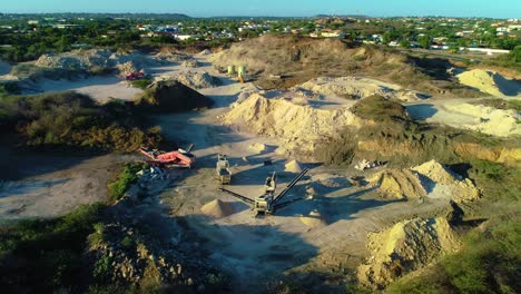 drone subir y inclinarse hacia abajo por encima de las pilas de relleno para proyectos de construcción, las afueras de la ciudad