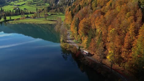 Vista-Aérea-De-La-Costa-Del-Lago-Klontaler-En-Suiza