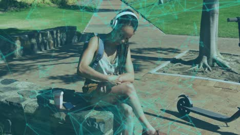 animación de una red de conexiones sobre una mujer que usa un reloj inteligente en un parque