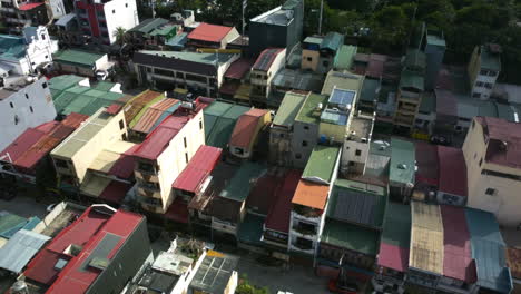 vista aérea alrededor de las casas modernas de energía solar en la soleada manila, filipinas