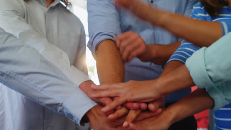 grupo de ejecutivos de negocios felices con la mano apilada