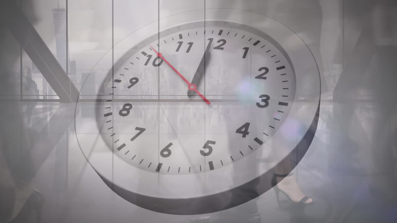 animación del reloj de tic-tac contra el lapso de tiempo de la sección baja de los empresarios que caminan en la oficina