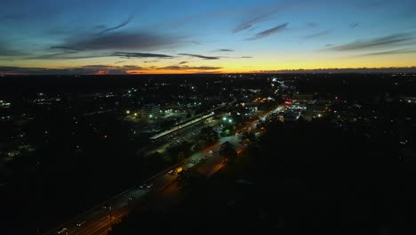 Eine-Luftaufnahme-Des-Sunrise-Highway-Und-Eines-Bahnhofs-Der-Long-Island-Railroad-Bei-Sonnenaufgang