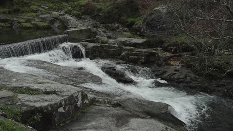 Arroyo-En-Cascada-En-Gerês,-Verde-Minho-Portugal