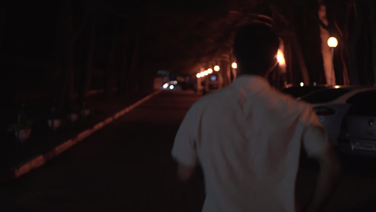 밤 거리에서 달리는 사람들