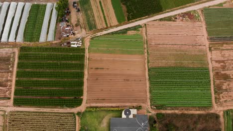 Toma-Aérea-En-Movimiento-De-Una-Granja-Y-Tierras-De-Cultivo