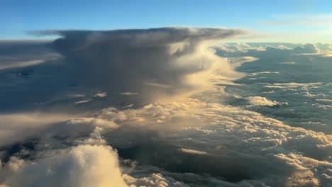 vista aérea desde la cabina de un jet de un impresionante cielo tormentoso y un enorme cumuloninbus