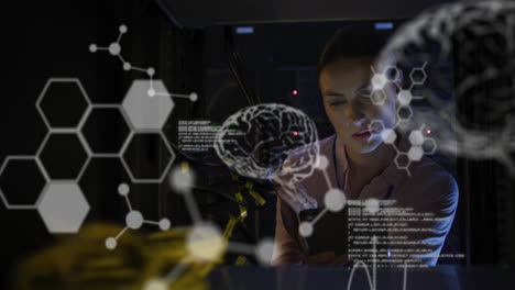 animación de procesamiento de datos médicos sobre ingeniera caucásica usando una computadora portátil en la sala de servidores