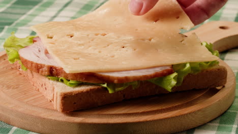 haciendo un sándwich de jamón y queso