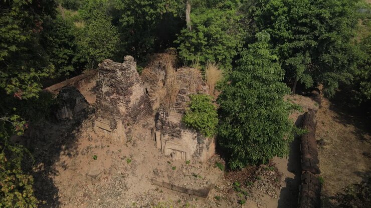 Templi dimenticati Cambogia - s4 Prasat Banteay Khchorng, volo drone in uscita.