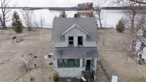 Casas-Viejas-Y-Decrépitas-Se-Sientan-Vacías-En-Una-Propiedad-Vacante-Frente-Al-Mar-En-Wisconsin-Point-A-Lo-Largo-Del-Lago-Superior