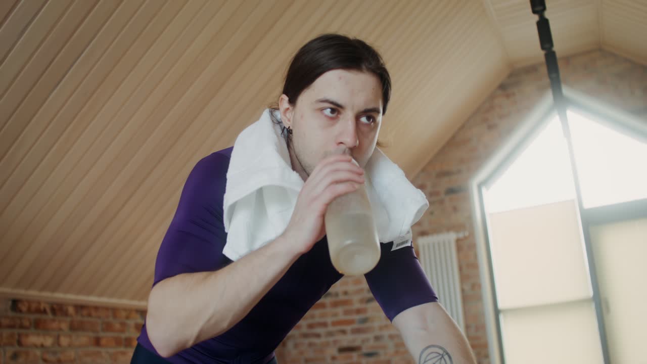 hombre descansando después de una sesión de ciclismo