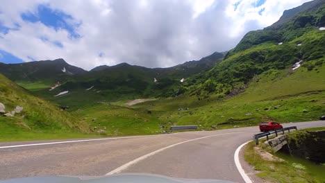 Blick-Auf-Die-Bergstraße-Transfagarasan-Aus-Einem-Auto,-Rumänien