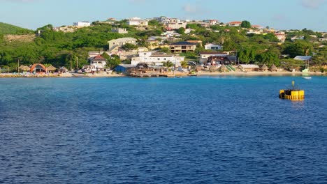 pan de camiones sin avión pasa por una gran boya amarilla y las atracciones costeras de boca sami curacao