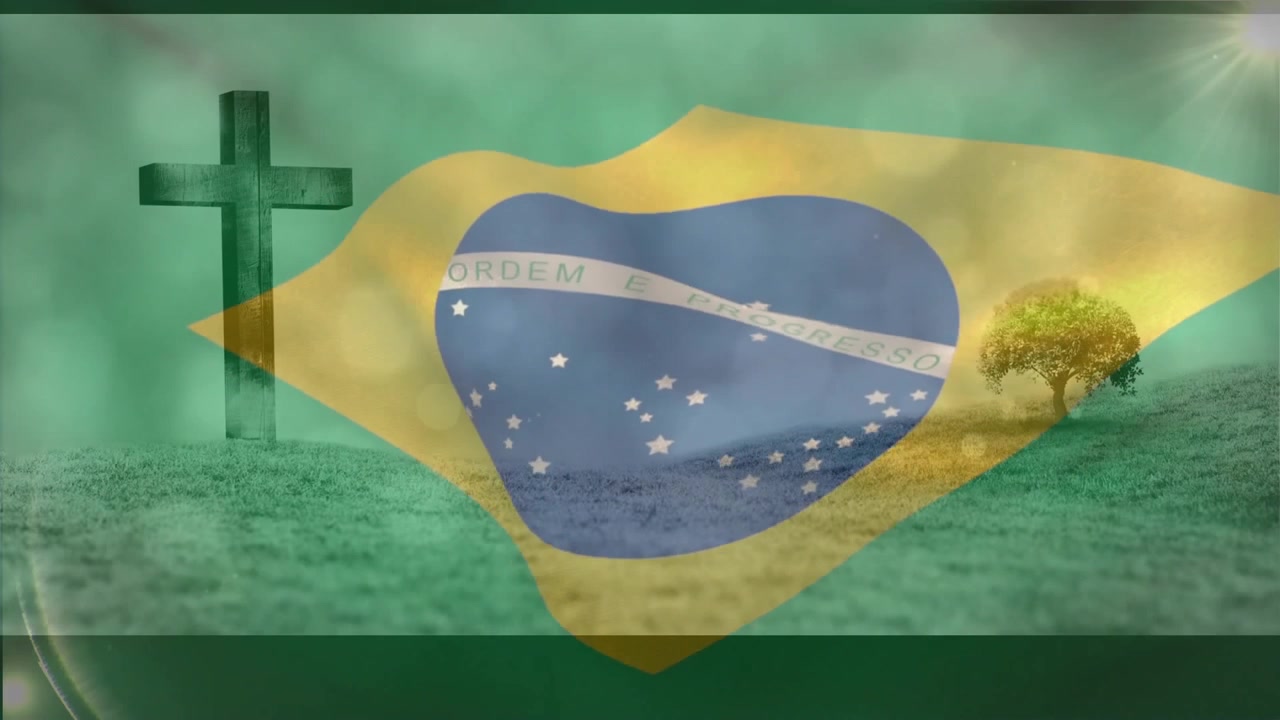Mão humana segurando a bandeira brasileira e guiando ondas ondulantes revelando silhuetas de árvores em forma de cruz