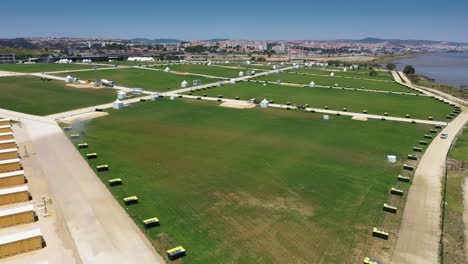 el escenario del altar del papa en construcción en portugal para el día mundial de la juventud