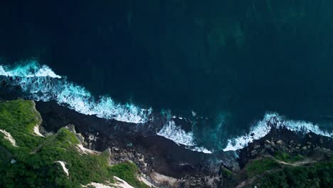 Ríndete-A-La-Fascinante-Belleza-Del-Acantilado-Oceánico-De-Uluwatu-En-Bali,-Donde-Los-Horizontes-Infinitos-Y-Las-Olas-Rugientes-Convergen-En-Una-Grandeza-Armoniosa