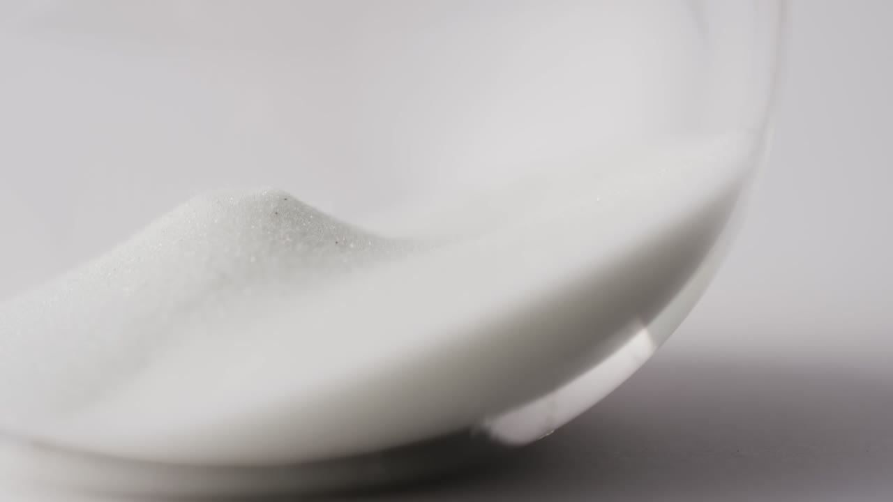 모래 를  ⁇ 는 모래 시계 의 클로즈업 영상,  ⁇  배경 에 있는 공간 을 복사