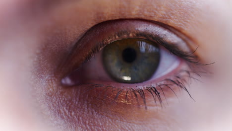 fotografía macro de una mujer abriendo el ojo.