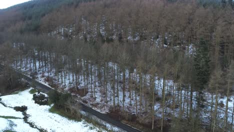 Nevado-Galés-Bosque-Moel-Famau-Paisaje-Invernal-Carretera-Aérea-Vista-De-Seguimiento