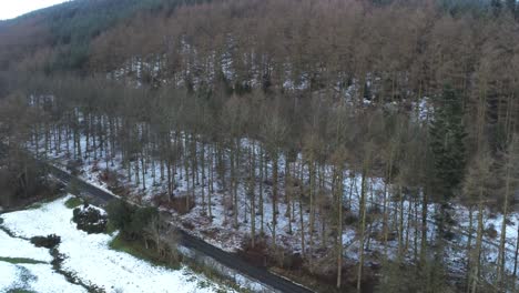 nevado galés bosque moel famau paisaje invernal carretera aérea vista de seguimiento